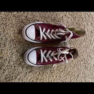 Women’s maroon converse